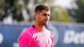 Cláudio Ramos espreita vaga na baliza