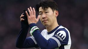 Tottenham exerce opção para mais um ano com Heung-Min Son