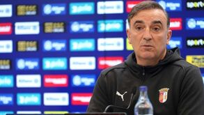 Carlos Carvalhal e o novo duelo com as águias: «O Benfica vai dar mais qualquer coisa»