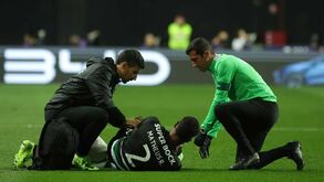 Matheus Reis lesiona-se no Sporting-FC Porto e deixa relvado em dificuldades