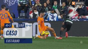 Sporting-FC Porto: jogadores leoninos pediram penálti por mão de Eustáquio mas o árbitro mandou seguir