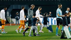 Capitães do Sporting e FC Porto entraram em campo com auscultadores de isolamento 