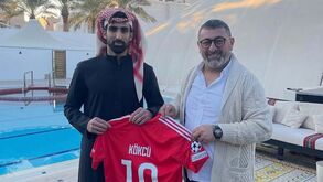 Presidente do Al-Sadd posa com a camisola 10 de Kökçü