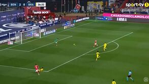 Assistência de Pavlidis e finalização com classe de Di María: argentino bisa e faz o terceiro do Benfica