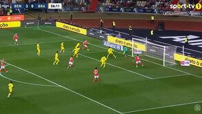 Pavlidis tirou golaço a Schjelderup: grego finalizou à boca da baliza após lance genial do norueguês... mas estava em fora de jogo