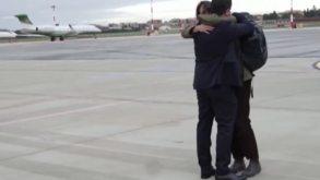 Muita emoção no regresso a casa da jornalista italiana Cecilia Sala após ter estado presa no Irão