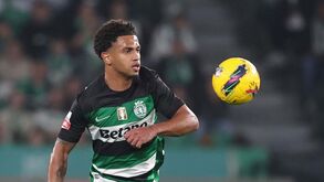 Marcus Edwards seguido pelo Olympiacos