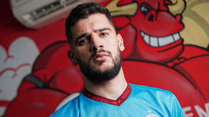 Arthur Augusto oficializado no Semen Padang da Indonésia