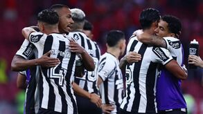 Escândalo no futebol brasileiro: plantel do Botafogo ameaça não treinar devido a pagamentos em atraso