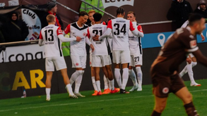Eintracht Frankfurt volta às vitórias e segura o 3.º lugar da Bundesliga