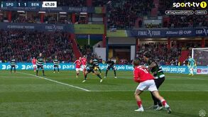Benfica pediu penálti por braço na bola de João Simões: árbitro e VAR mandaram seguir