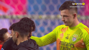 Trubin consolou Trincão depois de festejar com os colegas do Benfica