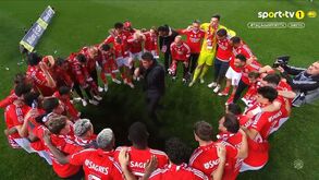 A roda do Benfica após ganhar a Allianz Cup: Bruno Lage enérgico nas declarações e no final em lágrimas