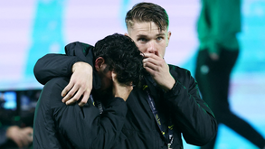 Trincão em lágrimas depois de receber medalha de finalista: Gyökeres consolou o português