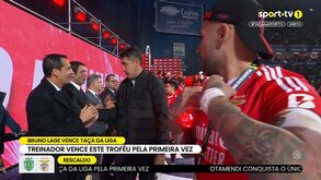 O que disse Lage a Rui Costa? Presidente do Benfica ficou com cara séria durante entrega das medalhas