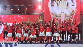 As imagens do momento em que os jogadores do Benfica levantam o troféu da Allianz Cup