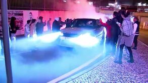Adeptos do Benfica 'engolem' jogadores junto ao Estádio da Luz: as imagens da festa após a conquista da Allianz Cup