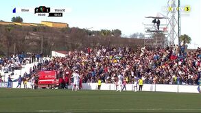Jogador do Elvas desmaiou após este choque de cabeças na partida com o V. Guimarães e saiu de ambulância