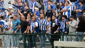 Adeptos do FC Porto mostram lenços brancos a Vítor Bruno após a derrota com o Nacional