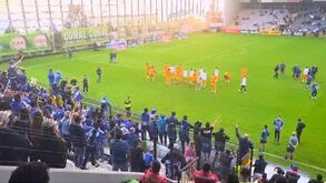 Assobios e protestos: foi assim que os adeptos do FC Porto se despediram dos jogadores
