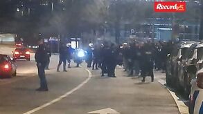 «Palhaços, joguem à bola»: adeptos do FC Porto insultam jogadores à saída do Dragão com cordão policial