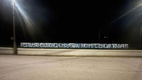 «Pediu-se exigência. Mostrou incompetência! Rua!!»: a tarja de protesto junto ao Olival