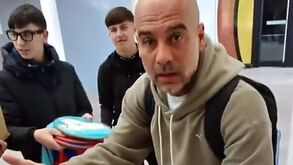 «Não voltem mais, não vou voltar a assinar»: Guardiola irrita-se com fãs que pediam autógrafos