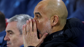 Guardiola separado? Treinador do Man. City 'responde' aos rumores e aparece no jogo de aliança no dedo