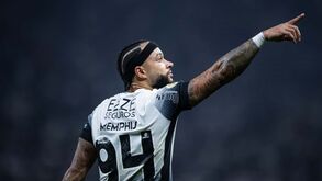 Cozinheiro, seguranças armados e carros blindados: Os luxos de Depay no Brasil