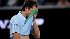 Medvedev cai na segunda ronda do Open da Austrália após duelo de quase cinco horas com Tien