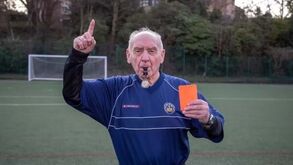 O dono do apito: árbitro inglês de 91 anos não pensa na reforma