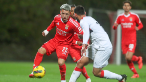 Com a mão direita ligada, Prestianni marcou no regresso à equipa B do Benfica