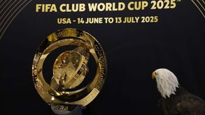 Troféu do Mundial de Clubes faz sonhar na Luz: centenas já o viram de perto