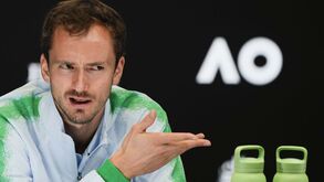 Open da Austrália: Medvedev multado em 74 mil euros por mau comportamento