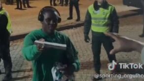 Quenda entrega troféu de 'Homem do Jogo' ao pai