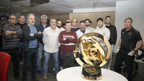 Record recebeu o troféu do Mundial de Clubes da FIFA: a viagem pela história do futebol em letras de ouro