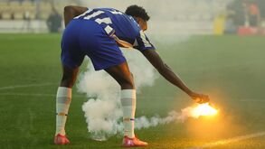 Claque do FC Porto não escondeu descontentamento e atirou tochas para o relvado: jogo esteve interrompido