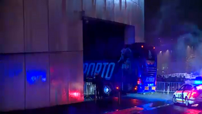 Ultras do FC Porto recebem autocarro da equipa no Dragão com insultos, tochas e petardos