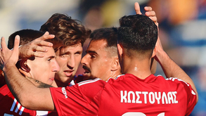Olympiacos vence à justa antes da visita ao Dragão