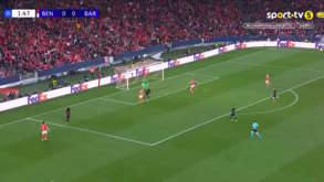 Pavlidis volta aos golos e coloca o Benfica a vencer o Barcelona