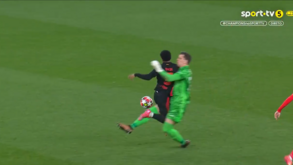 Surreal: Szczesny 'limpa' Baldé e Pavlidis aproveita para bisar frente ao Barcelona