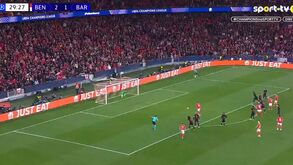 Aí vão três: Pavlidis assina hat trick frente ao Barcelona