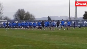 Boa disposição na véspera da receção ao Olympiacos: Jorge Costa e Zubizarreta de olho no treino do FC Porto