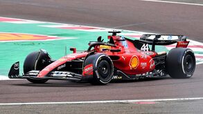 Loucura para ver a estreia de Lewis Hamilton num Ferrari