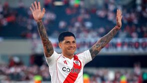 Enzo Pérez volta a casa e River bate seleção mexicana (2-0)