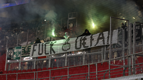 Ultras do Sporting lançam pirotecnia na Red Bull Arena e exibem tarja com mensagem para a UEFA