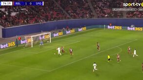 Fiel à sua imagem de marca: Gyökeres arrancou em direção à defesa do Leipzig e não deu hipóteses