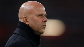 Arne Slot elogia árbitro do Benfica-Barcelona: «Gosto de ver estas coisas»