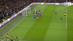 O autogolo insólito do guarda-redes do Rangers que deu vantagem ao Manchester United 