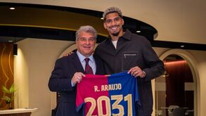 Ronald Araújo renova com o Barcelona até 2031